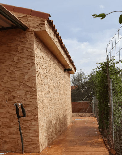casa baja con revestimiento de hormigón vertical